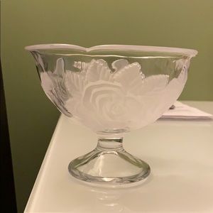 Small pedestal bowl with roses
